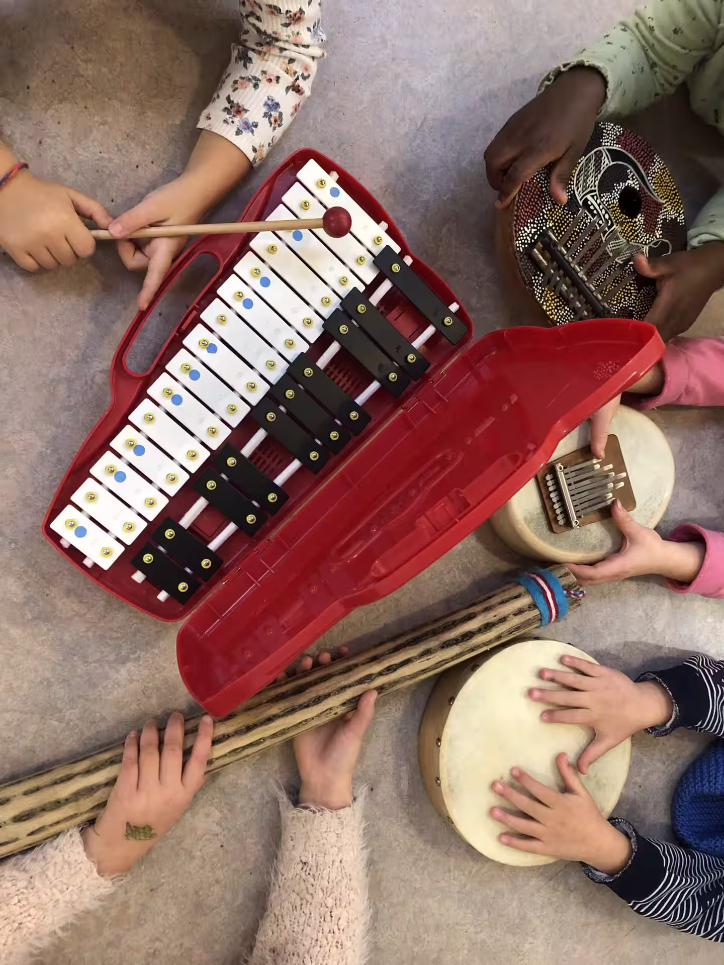 Enfants découvrant le métallophone et les percussions en cours d'éveil musical