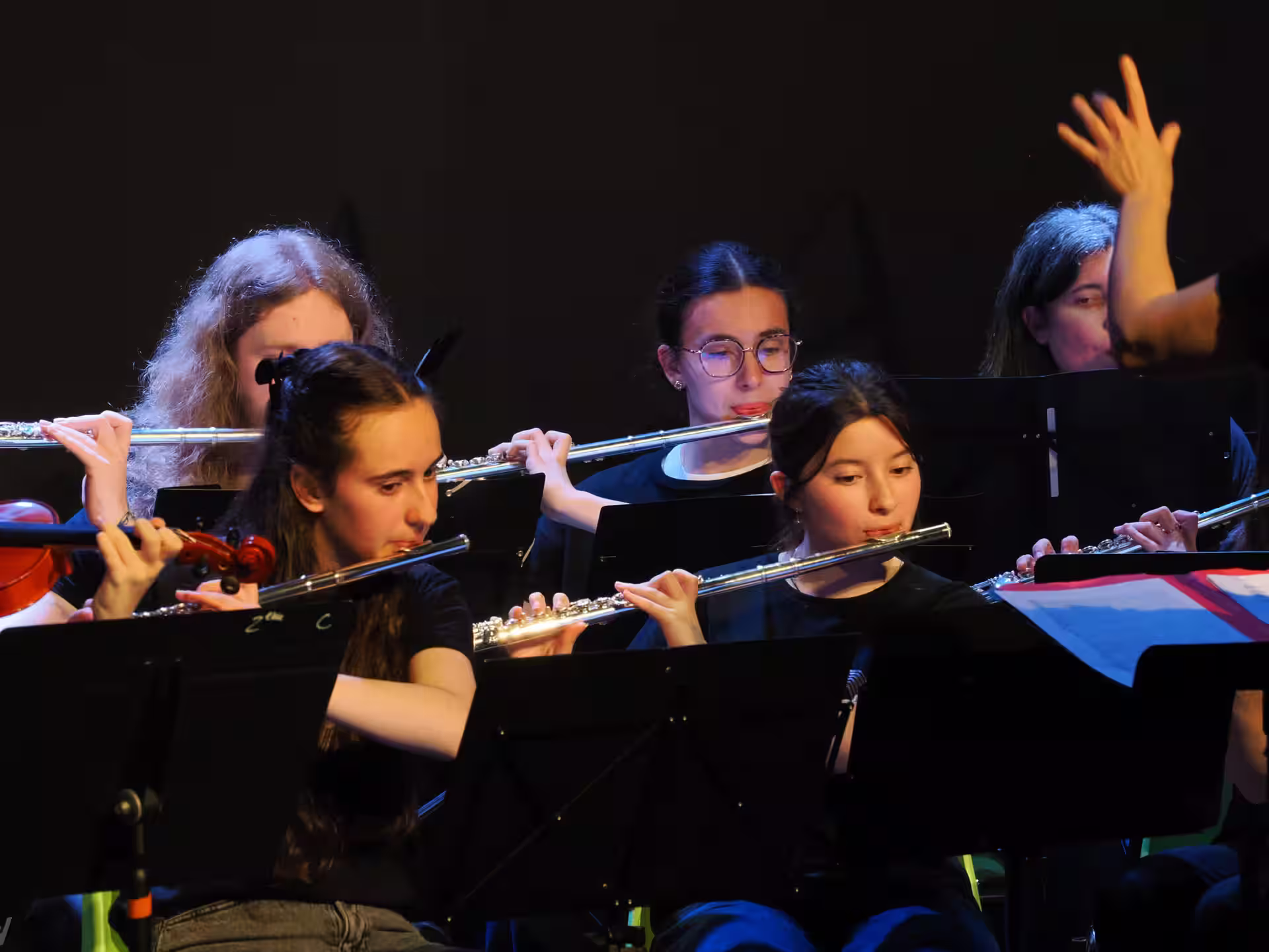 Élèves jouant de la flûte traversière lors d'un concert au Pôle Musical Vibrations